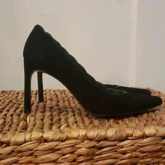 Stuart Weitzman Suede Scalloped Edge Heels - Picture 1 of 11